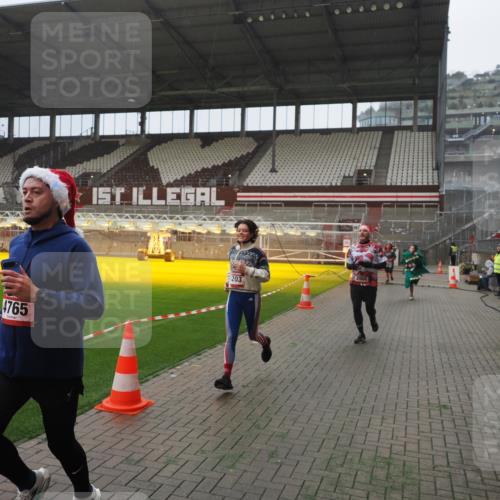 07.12.2025 - St. Pauli X-Mass-Run No. 15 Fabian Wolf http://msf.ph/oto/9390548 07.12.2025 10:23:56 Ziel 711, 1104, 2603, 2634, 3968, 4043, 4139, 4144, 4203, 4377, 4378, 4479, 4765 meine-sportfotos.de
