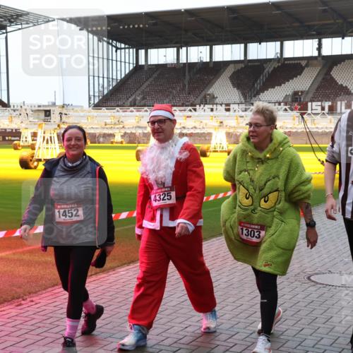 07.12.2025 - St. Pauli X-Mass-Run No. 15 Luisa Fischer http://msf.ph/oto/9390555 07.12.2025 12:18:25 Ziel 15, 1452, 4325, 5, 1303, 5, 1304, 3866, 3868, 4014, 4015 meine-sportfotos.de