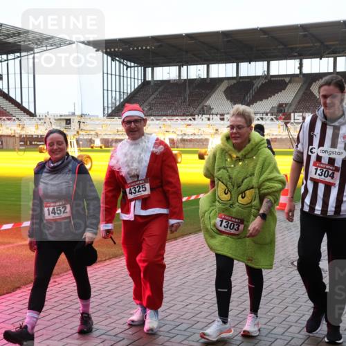 07.12.2025 - St. Pauli X-Mass-Run No. 15 Luisa Fischer http://msf.ph/oto/9390557 07.12.2025 12:18:26 Ziel 1452, 15, 4325, 1303, 5, 1304, 3866, 3868, 4014, 4015 meine-sportfotos.de