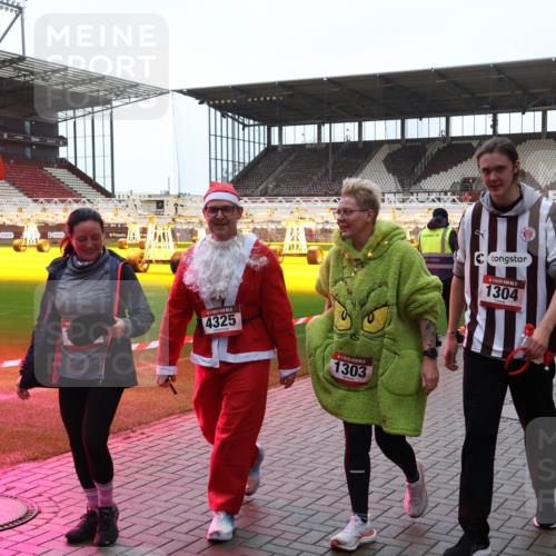 07.12.2025 - St. Pauli X-Mass-Run No. 15 Luisa Fischer http://msf.ph/oto/9390558 07.12.2025 12:18:26 Ziel 4325, 1303, 1304, 3866, 3868, 4014, 4015 meine-sportfotos.de