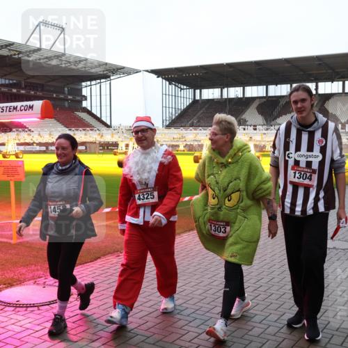 07.12.2025 - St. Pauli X-Mass-Run No. 15 Luisa Fischer http://msf.ph/oto/9390560 07.12.2025 12:18:26 Ziel 145, 4325, 1303, 5, 1304, 3866, 3868, 4014, 4015 meine-sportfotos.de