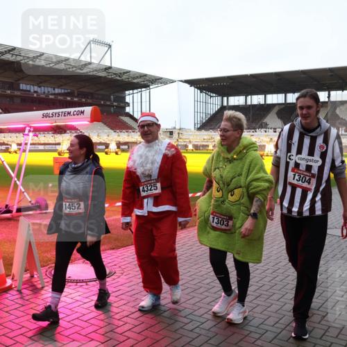 07.12.2025 - St. Pauli X-Mass-Run No. 15 Luisa Fischer http://msf.ph/oto/9390561 07.12.2025 12:18:27 Ziel 1452, 4325, 1303, 1304, 3866, 3868, 4014, 4015 meine-sportfotos.de