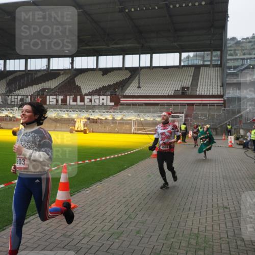 07.12.2025 - St. Pauli X-Mass-Run No. 15 Fabian Wolf http://msf.ph/oto/9390562 07.12.2025 10:23:57 Ziel 711, 1104, 2603, 2634, 3968, 4043, 4139, 4144, 4203, 4377, 4378, 4479, 4765 meine-sportfotos.de