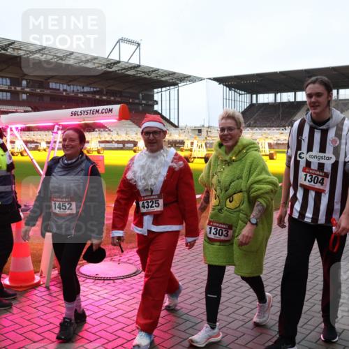 07.12.2025 - St. Pauli X-Mass-Run No. 15 Luisa Fischer http://msf.ph/oto/9390563 07.12.2025 12:18:27 Ziel 63, 1, 1452, 4325, 1303, 1, 1304, 3866, 3868, 4014, 4015 meine-sportfotos.de