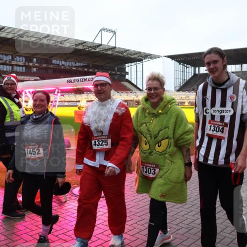 07.12.2025 - St. Pauli X-Mass-Run No. 15 Luisa Fischer http://msf.ph/oto/9390564 07.12.2025 12:18:27 Ziel 63, 5, 1452, 15, 4325, 15, 1303, 15, 1304, 3866, 3868, 4014, 4015 meine-sportfotos.de