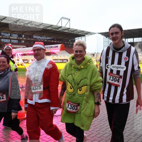 07.12.2025 - St. Pauli X-Mass-Run No. 15 Luisa Fischer http://msf.ph/oto/9390565 07.12.2025 12:18:28 Ziel 1452, 4325, 3, 5, 1303, 15, 1304, 3866, 3868, 4014, 4015 meine-sportfotos.de