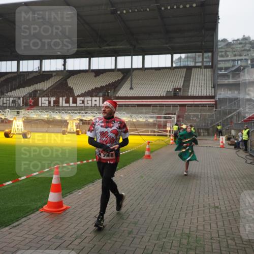 07.12.2025 - St. Pauli X-Mass-Run No. 15 Fabian Wolf http://msf.ph/oto/9390566 07.12.2025 10:23:58 Ziel 711, 1104, 2603, 2634, 3968, 4043, 4139, 4144, 4203, 4377, 4378, 4479, 4765 meine-sportfotos.de