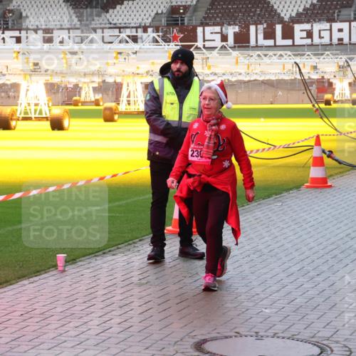 07.12.2025 - St. Pauli X-Mass-Run No. 15 Luisa Fischer http://msf.ph/oto/9390588 07.12.2025 12:19:56 Ziel 6709, 236, 23, 1259, 2093, 2309 meine-sportfotos.de