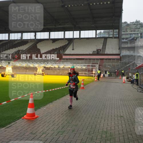 07.12.2025 - St. Pauli X-Mass-Run No. 15 Fabian Wolf http://msf.ph/oto/9390606 07.12.2025 10:24:02 Ziel 711, 2603, 2634, 3968, 4139, 4144, 4203, 4479, 4765 meine-sportfotos.de