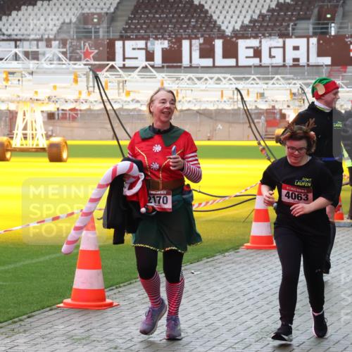 07.12.2025 - St. Pauli X-Mass-Run No. 15 Luisa Fischer http://msf.ph/oto/9390611 07.12.2025 10:56:50 Ziel 2170, 15, 4063, 41, 236, 248, 759, 951, 955, 1790, 1793, 2170, 4063, 4146, 4493 meine-sportfotos.de