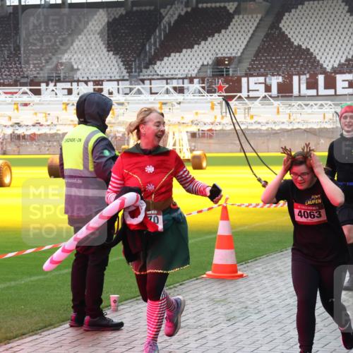 07.12.2025 - St. Pauli X-Mass-Run No. 15 Luisa Fischer http://msf.ph/oto/9390616 07.12.2025 10:56:51 Ziel 15, 70, 5, 4063, 236, 248, 759, 951, 955, 1790, 1793, 2170, 4063, 4146, 4493 meine-sportfotos.de
