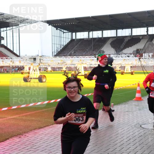 07.12.2025 - St. Pauli X-Mass-Run No. 15 Luisa Fischer http://msf.ph/oto/9390626 07.12.2025 10:56:54 Ziel 77105, 70, 5, 063, 4146, 55, 236, 248, 417, 759, 951, 955, 1790, 1793, 2170, 2538, 2542, 4063, 4146, 4493 meine-sportfotos.de