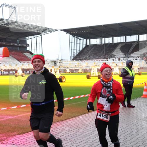 07.12.2025 - St. Pauli X-Mass-Run No. 15 Luisa Fischer http://msf.ph/oto/9390633 07.12.2025 10:56:55 Ziel 15, 4146, 55, 236, 248, 417, 759, 951, 955, 1790, 1793, 2170, 2538, 2542, 4063, 4146, 4493 meine-sportfotos.de