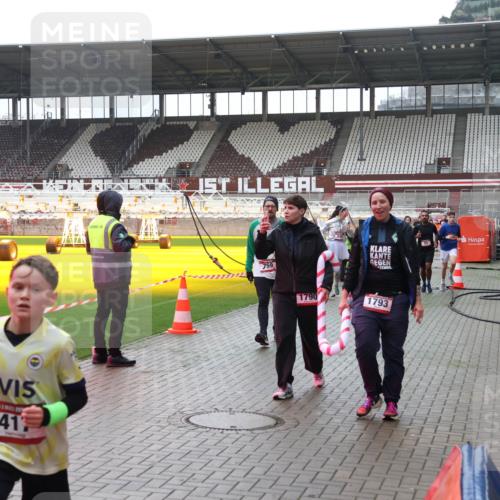 07.12.2025 - St. Pauli X-Mass-Run No. 15 Luisa Fischer http://msf.ph/oto/9390637 07.12.2025 10:57:04 Ziel 417, 759, 55, 1790, 1793, 55, 236, 248, 417, 555, 566, 568, 759, 763, 951, 955, 1203, 1790, 1793, 2170, 2538, 2542, 2664, 3275, 4063, 4146 meine-sportfotos.de