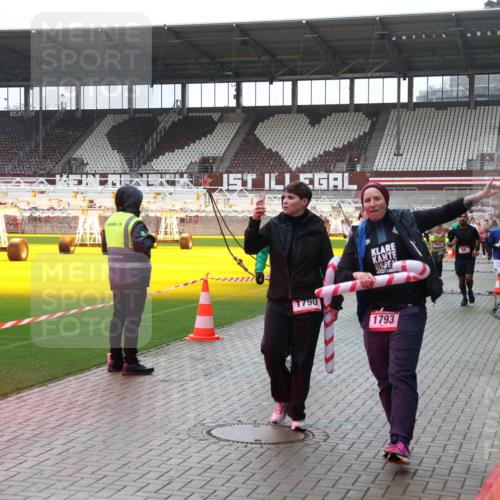 07.12.2025 - St. Pauli X-Mass-Run No. 15 Luisa Fischer http://msf.ph/oto/9390640 07.12.2025 10:57:05 Ziel 555, 1790, 1793, 55, 236, 248, 417, 555, 566, 568, 759, 763, 951, 955, 1203, 1790, 1793, 2170, 2538, 2542, 2664, 3275, 4063, 4146 meine-sportfotos.de