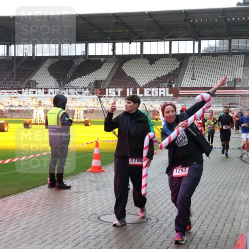 07.12.2025 - St. Pauli X-Mass-Run No. 15 Luisa Fischer http://msf.ph/oto/9390641 07.12.2025 10:57:05 Ziel 1790, 1793, 55, 236, 248, 417, 555, 566, 568, 759, 763, 951, 955, 1203, 1790, 1793, 2170, 2538, 2542, 2664, 3275, 4063, 4146 meine-sportfotos.de
