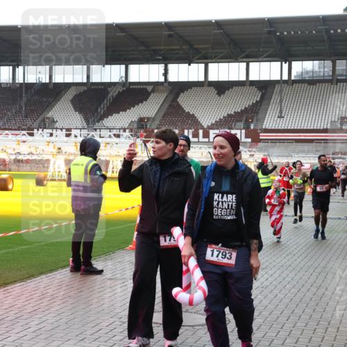 07.12.2025 - St. Pauli X-Mass-Run No. 15 Luisa Fischer http://msf.ph/oto/9390643 07.12.2025 10:57:06 Ziel 179, 1793, 555, 55, 55, 236, 248, 417, 555, 566, 568, 759, 763, 951, 955, 1203, 1790, 1793, 2170, 2538, 2542, 2664, 3275, 4063, 4146, 4799 meine-sportfotos.de