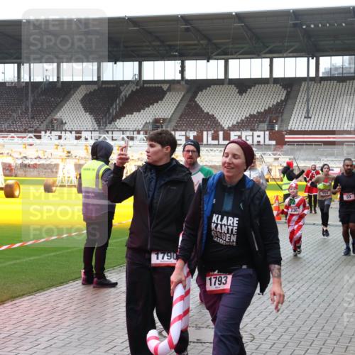 07.12.2025 - St. Pauli X-Mass-Run No. 15 Luisa Fischer http://msf.ph/oto/9390644 07.12.2025 10:57:06 Ziel 1790, 1793, 236, 555, 68, 55, 55, 236, 248, 417, 555, 566, 568, 759, 763, 951, 955, 1203, 1790, 1793, 2170, 2538, 2542, 2664, 3275, 4063, 4146, 4799 meine-sportfotos.de