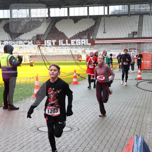 07.12.2025 - St. Pauli X-Mass-Run No. 15 Luisa Fischer http://msf.ph/oto/9390651 07.12.2025 10:57:12 Ziel 1203, 951, 566, 763, 55, 236, 248, 417, 555, 566, 568, 759, 763, 1203, 2170, 2538, 2542, 2664, 3275, 4063, 4146, 4799 meine-sportfotos.de