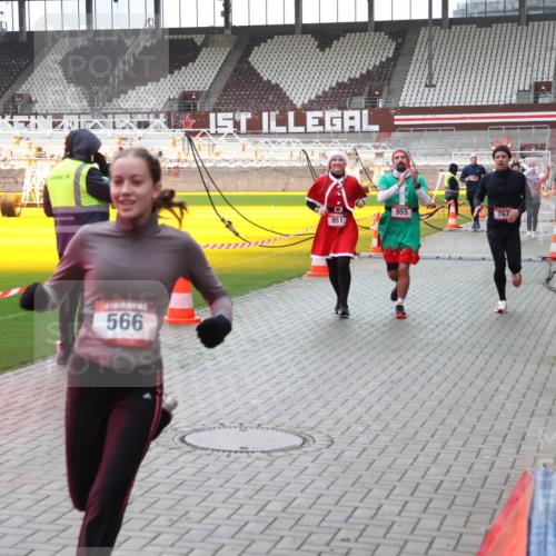 07.12.2025 - St. Pauli X-Mass-Run No. 15 Luisa Fischer http://msf.ph/oto/9390655 07.12.2025 10:57:13 Ziel 566, 951, 955, 55, 236, 248, 417, 555, 566, 568, 759, 763, 1203, 2170, 2538, 2542, 2664, 3275, 4063, 4146, 4799 meine-sportfotos.de