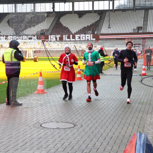 07.12.2025 - St. Pauli X-Mass-Run No. 15 Luisa Fischer http://msf.ph/oto/9390659 07.12.2025 10:57:14 Ziel 951, 763, 55, 236, 248, 417, 555, 566, 568, 759, 763, 1203, 2170, 2538, 2542, 2664, 3275, 4063, 4146, 4799 meine-sportfotos.de