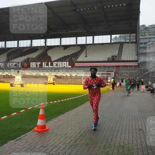 07.12.2025 - St. Pauli X-Mass-Run No. 15 Fabian Wolf http://msf.ph/oto/9390660 07.12.2025 10:24:13 Ziel 711, 712, 897, 4040, 4122, 4140, 4479, 4692, 4694 meine-sportfotos.de