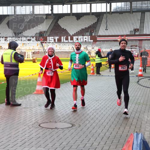 07.12.2025 - St. Pauli X-Mass-Run No. 15 Luisa Fischer http://msf.ph/oto/9390662 07.12.2025 10:57:15 Ziel 951, 955, 763, 55, 236, 248, 417, 555, 566, 568, 759, 763, 1203, 2170, 2538, 2542, 2664, 3275, 4063, 4146, 4799 meine-sportfotos.de