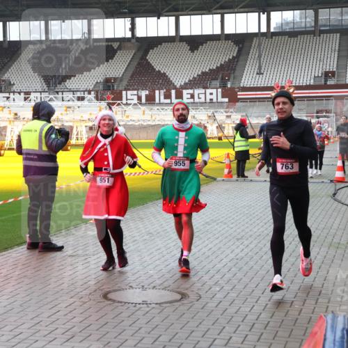 07.12.2025 - St. Pauli X-Mass-Run No. 15 Luisa Fischer http://msf.ph/oto/9390663 07.12.2025 10:57:15 Ziel 951, 2, 955, 763, 55, 236, 248, 417, 555, 566, 568, 759, 763, 1203, 2170, 2538, 2542, 2664, 3275, 4063, 4146, 4799 meine-sportfotos.de