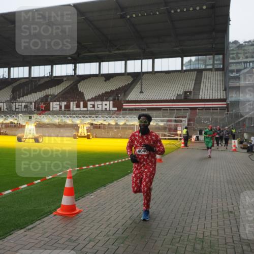 07.12.2025 - St. Pauli X-Mass-Run No. 15 Fabian Wolf http://msf.ph/oto/9390664 07.12.2025 10:24:14 Ziel 711, 712, 897, 4040, 4122, 4140, 4479, 4689, 4692, 4694 meine-sportfotos.de