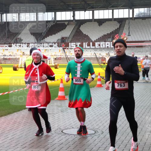 07.12.2025 - St. Pauli X-Mass-Run No. 15 Luisa Fischer http://msf.ph/oto/9390666 07.12.2025 10:57:16 Ziel 951, 50, 5, 955, 763, 2538, 55, 236, 248, 417, 555, 566, 568, 759, 763, 1097, 1203, 2170, 2538, 2542, 2664, 3275, 4063, 4146, 4799 meine-sportfotos.de