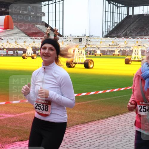 07.12.2025 - St. Pauli X-Mass-Run No. 15 Luisa Fischer http://msf.ph/oto/9390683 07.12.2025 10:57:27 Ziel 2538, 252, 55, 130, 236, 248, 251, 280, 417, 555, 566, 568, 759, 763, 773, 1097, 1099, 1203, 1387, 2538, 2542, 2664, 2665, 3064, 3067, 3275, 4799 meine-sportfotos.de