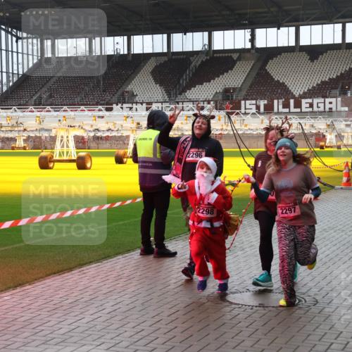 07.12.2025 - St. Pauli X-Mass-Run No. 15 Luisa Fischer http://msf.ph/oto/9390700 07.12.2025 10:57:50 Ziel 2296, 2298, 2297, 130, 251, 280, 324, 566, 763, 773, 994, 1097, 1099, 1213, 1387, 2290, 2296, 2297, 2298, 2665, 3064, 3067, 3275, 4799 meine-sportfotos.de