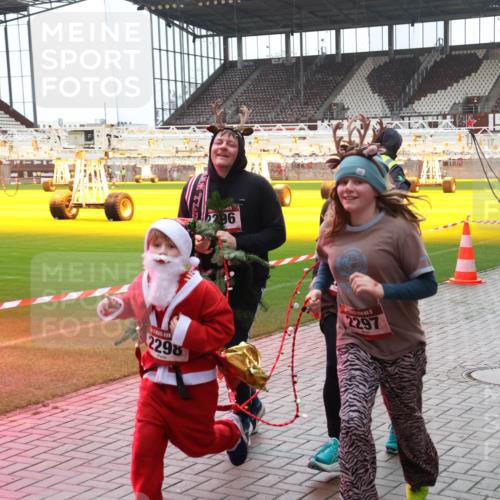 07.12.2025 - St. Pauli X-Mass-Run No. 15 Luisa Fischer http://msf.ph/oto/9390704 07.12.2025 10:57:51 Ziel 2298, 296, 2297, 130, 251, 280, 324, 566, 763, 773, 994, 1097, 1099, 1213, 1387, 2290, 2296, 2297, 2298, 2665, 3064, 3067, 4799 meine-sportfotos.de