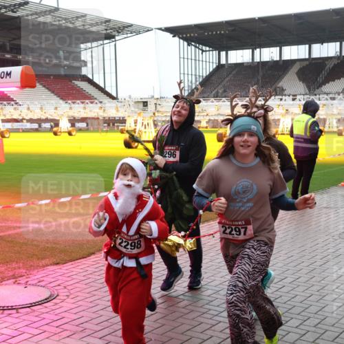 07.12.2025 - St. Pauli X-Mass-Run No. 15 Luisa Fischer http://msf.ph/oto/9390705 07.12.2025 10:57:51 Ziel 2298, 296, 15, 2297, 130, 251, 280, 324, 566, 763, 773, 994, 1097, 1099, 1213, 1387, 2290, 2296, 2297, 2298, 2665, 3064, 3067, 4799 meine-sportfotos.de