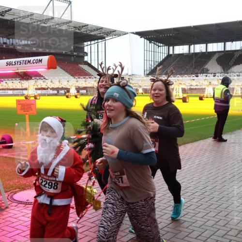 07.12.2025 - St. Pauli X-Mass-Run No. 15 Luisa Fischer http://msf.ph/oto/9390706 07.12.2025 10:57:52 Ziel 000000, 2298, 130, 251, 280, 324, 763, 773, 994, 1097, 1099, 1213, 1387, 1390, 2290, 2296, 2297, 2298, 2665, 3064, 3067, 4799 meine-sportfotos.de