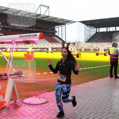 07.12.2025 - St. Pauli X-Mass-Run No. 15 Luisa Fischer http://msf.ph/oto/9390728 07.12.2025 10:58:04 Ziel 1387, 130, 170, 251, 280, 324, 773, 994, 1097, 1099, 1213, 1387, 1390, 2290, 2296, 2297, 2298, 2665, 3064, 3067 meine-sportfotos.de
