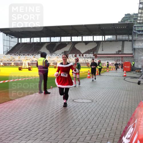 07.12.2025 - St. Pauli X-Mass-Run No. 15 Luisa Fischer http://msf.ph/oto/9390729 07.12.2025 10:58:12 Ziel 170, 324, 43, 75, 130, 170, 234, 251, 324, 773, 994, 1213, 1387, 1390, 1690, 2290, 2296, 2297, 2298 meine-sportfotos.de
