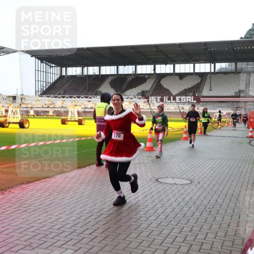 07.12.2025 - St. Pauli X-Mass-Run No. 15 Luisa Fischer http://msf.ph/oto/9390730 07.12.2025 10:58:12 Ziel 170, 324, 43, 75, 130, 170, 234, 251, 324, 773, 994, 1213, 1387, 1390, 1690, 2290, 2296, 2297, 2298 meine-sportfotos.de