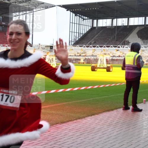 07.12.2025 - St. Pauli X-Mass-Run No. 15 Luisa Fischer http://msf.ph/oto/9390733 07.12.2025 10:58:13 Ziel 170, 1390, 43, 75, 130, 170, 234, 251, 324, 773, 994, 1213, 1387, 1390, 1690, 2290, 2296, 2297, 2298 meine-sportfotos.de