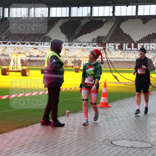 07.12.2025 - St. Pauli X-Mass-Run No. 15 Luisa Fischer http://msf.ph/oto/9390735 07.12.2025 10:58:14 Ziel 1390, 324, 43, 75, 130, 170, 234, 251, 324, 994, 1213, 1390, 1690, 2290, 2296, 2297, 2298 meine-sportfotos.de