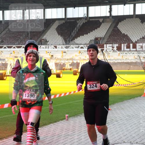 07.12.2025 - St. Pauli X-Mass-Run No. 15 Luisa Fischer http://msf.ph/oto/9390742 07.12.2025 10:58:16 Ziel 670, 1390, 15, 324, 43, 75, 170, 234, 324, 994, 1213, 1390, 1690, 2290, 2296, 2297, 2298 meine-sportfotos.de