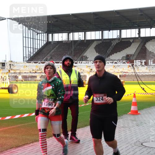 07.12.2025 - St. Pauli X-Mass-Run No. 15 Luisa Fischer http://msf.ph/oto/9390744 07.12.2025 10:58:17 Ziel 3, 1390, 6709, 324, 43, 75, 170, 234, 324, 761, 994, 1213, 1390, 1690, 2290, 2296 meine-sportfotos.de