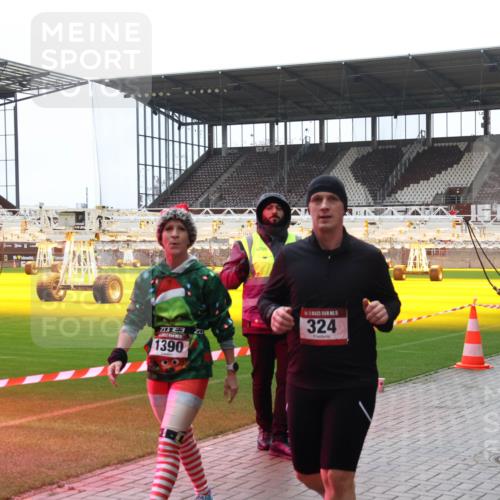 07.12.2025 - St. Pauli X-Mass-Run No. 15 Luisa Fischer http://msf.ph/oto/9390745 07.12.2025 10:58:17 Ziel 6709, 3, 1390, 20, 324, 1, 43, 75, 170, 234, 324, 761, 994, 1213, 1390, 1690, 2290, 2296 meine-sportfotos.de