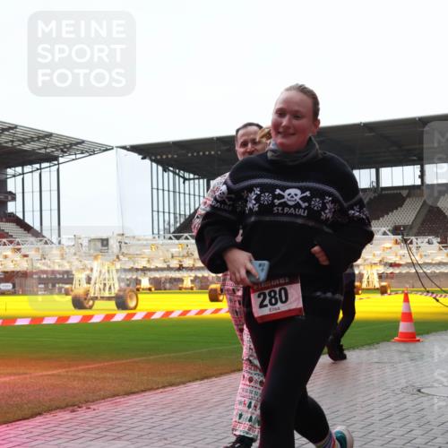 07.12.2025 - St. Pauli X-Mass-Run No. 15 Luisa Fischer http://msf.ph/oto/9390748 07.12.2025 10:58:25 Ziel 15, 280, 43, 75, 170, 234, 324, 761, 1213, 1390, 1690 meine-sportfotos.de