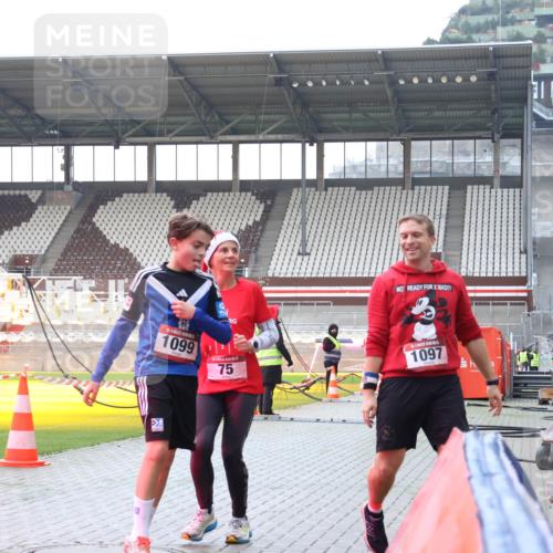 07.12.2025 - St. Pauli X-Mass-Run No. 15 Luisa Fischer http://msf.ph/oto/9390756 07.12.2025 10:58:33 Ziel 709, 1099, 75, 00, 1097, 43, 75, 170, 234, 324, 761, 1390, 1690 meine-sportfotos.de