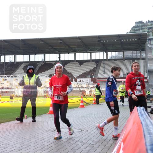 07.12.2025 - St. Pauli X-Mass-Run No. 15 Luisa Fischer http://msf.ph/oto/9390759 07.12.2025 10:58:34 Ziel 109, 1097, 75, 43, 75, 170, 234, 761, 1390, 1690 meine-sportfotos.de
