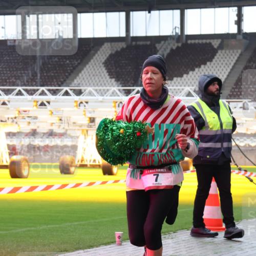 07.12.2025 - St. Pauli X-Mass-Run No. 15 Luisa Fischer http://msf.ph/oto/9390776 07.12.2025 10:59:03 Ziel 15, 7, 67, 7, 606, 761, 907, 941, 1160, 1174, 1451, 1453, 1456, 1458, 1459, 1476, 2130, 2131 meine-sportfotos.de