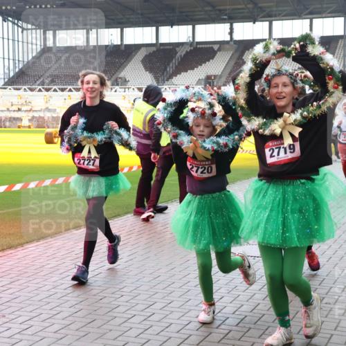 07.12.2025 - St. Pauli X-Mass-Run No. 15 Luisa Fischer http://msf.ph/oto/9390814 07.12.2025 11:00:01 Ziel 2727, 2720, 2719, 242, 242, 301, 306, 420, 1826, 2503, 2719, 2720, 2721, 2727, 2772, 4128 meine-sportfotos.de