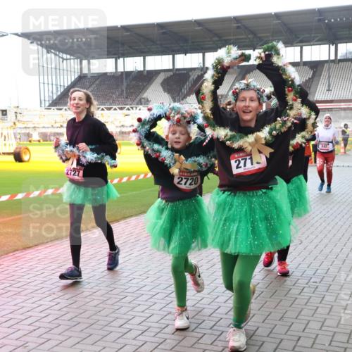 07.12.2025 - St. Pauli X-Mass-Run No. 15 Luisa Fischer http://msf.ph/oto/9390815 07.12.2025 11:00:02 Ziel 2727, 2720, 271, 242, 247, 242, 301, 306, 420, 1826, 2503, 2719, 2720, 2721, 2727, 2772, 4128 meine-sportfotos.de