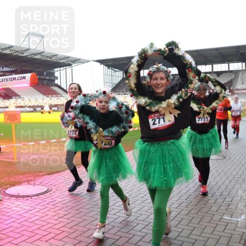 07.12.2025 - St. Pauli X-Mass-Run No. 15 Luisa Fischer http://msf.ph/oto/9390817 07.12.2025 11:00:02 Ziel 2727, 15, 271, 2721, 1826, 242, 301, 306, 420, 1826, 2503, 2719, 2720, 2721, 2727, 2772, 4128 meine-sportfotos.de